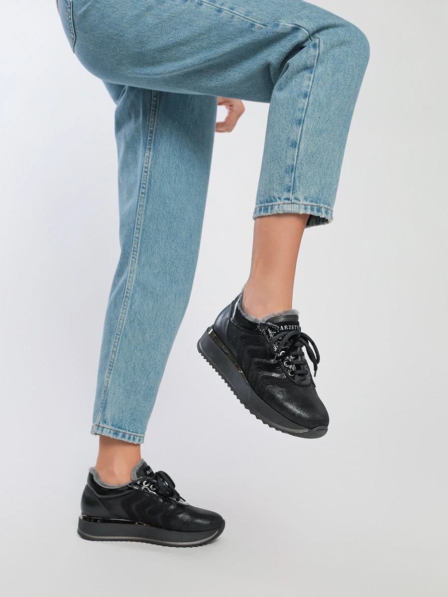 Кроссовки черного цвета с аппликацией